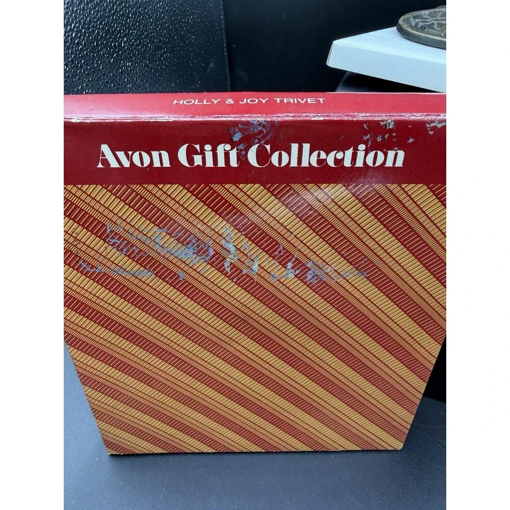 🎄Vintage Avon Holly & Joy Cast Iron Trivet w/ Brass Finish – Holiday Kitchen 🎄